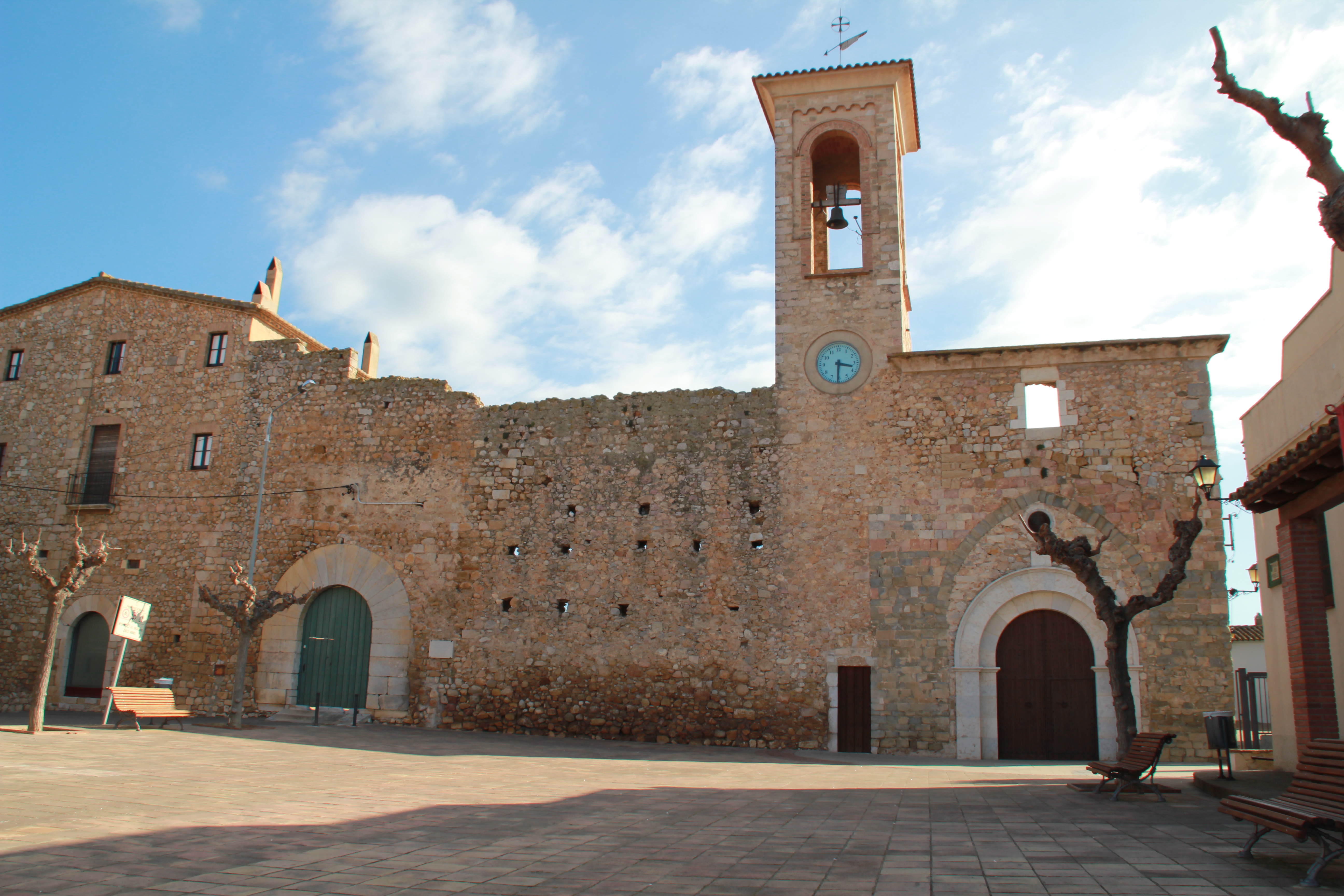 poble de Begur amb el seu castell al fons