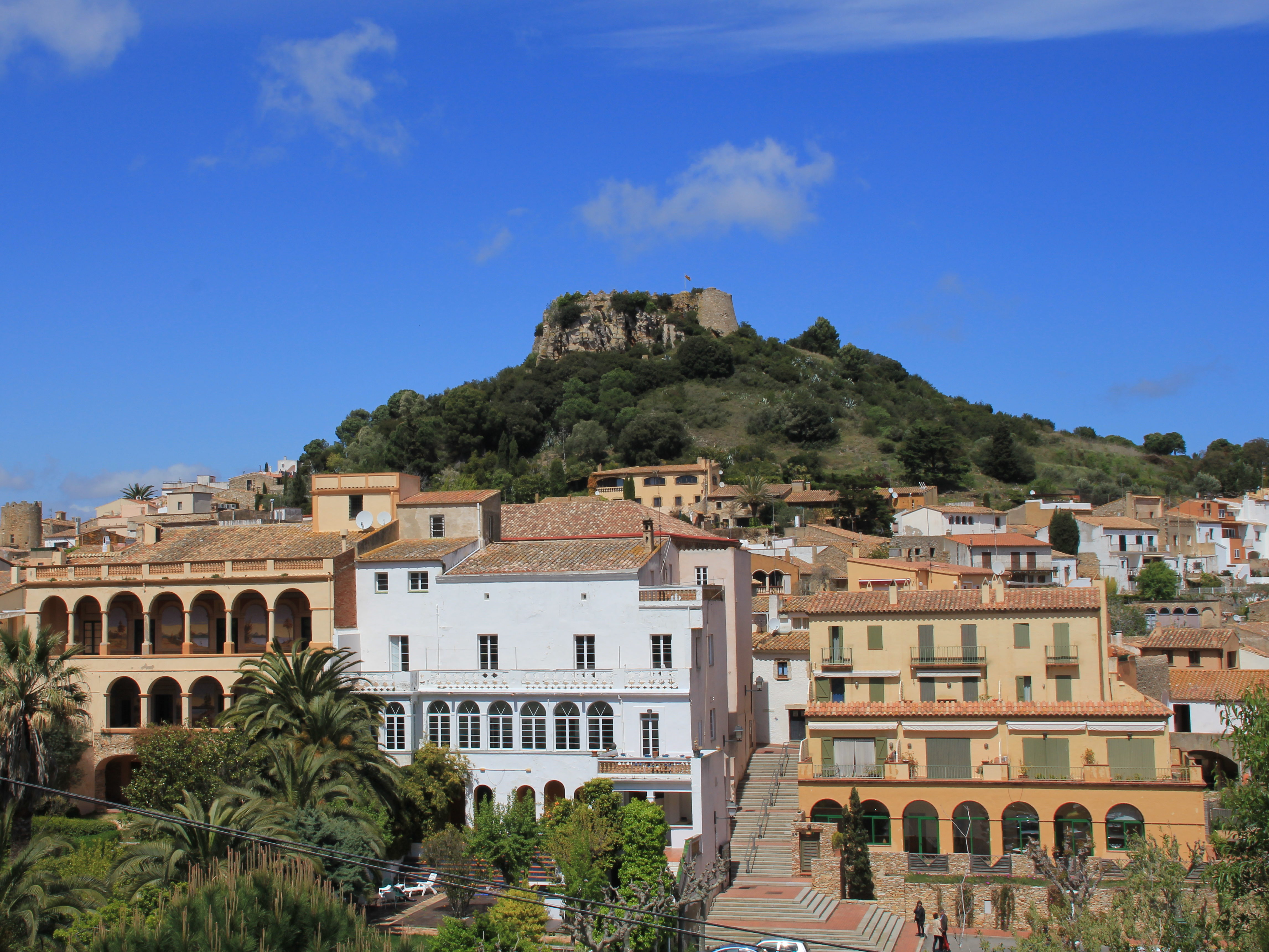 poble de Begur amb el seu castell al fons