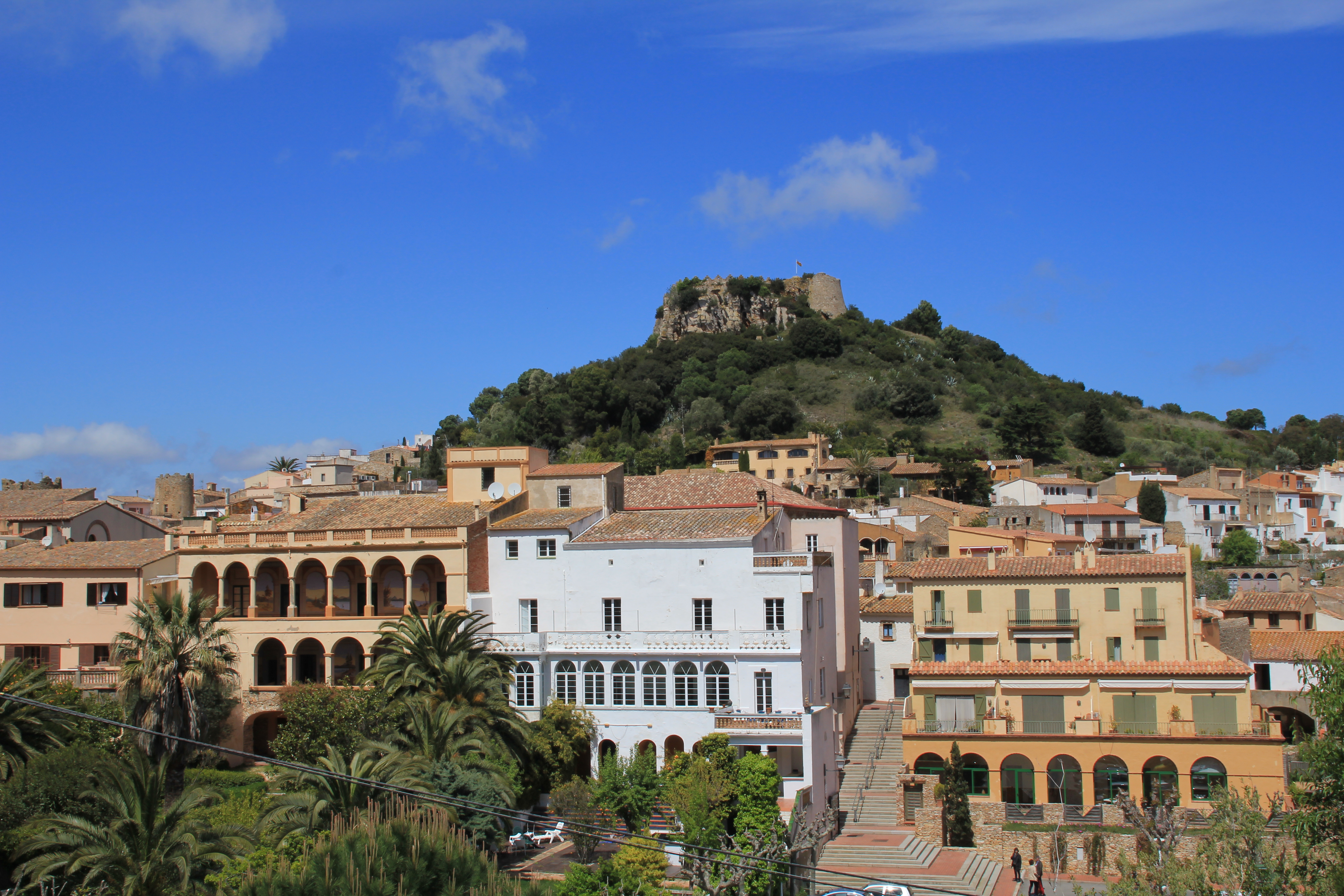 poble de Begur amb el seu castell al fons