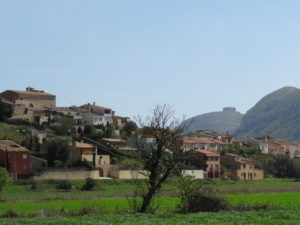 Plaça del poble amb cases al voltant