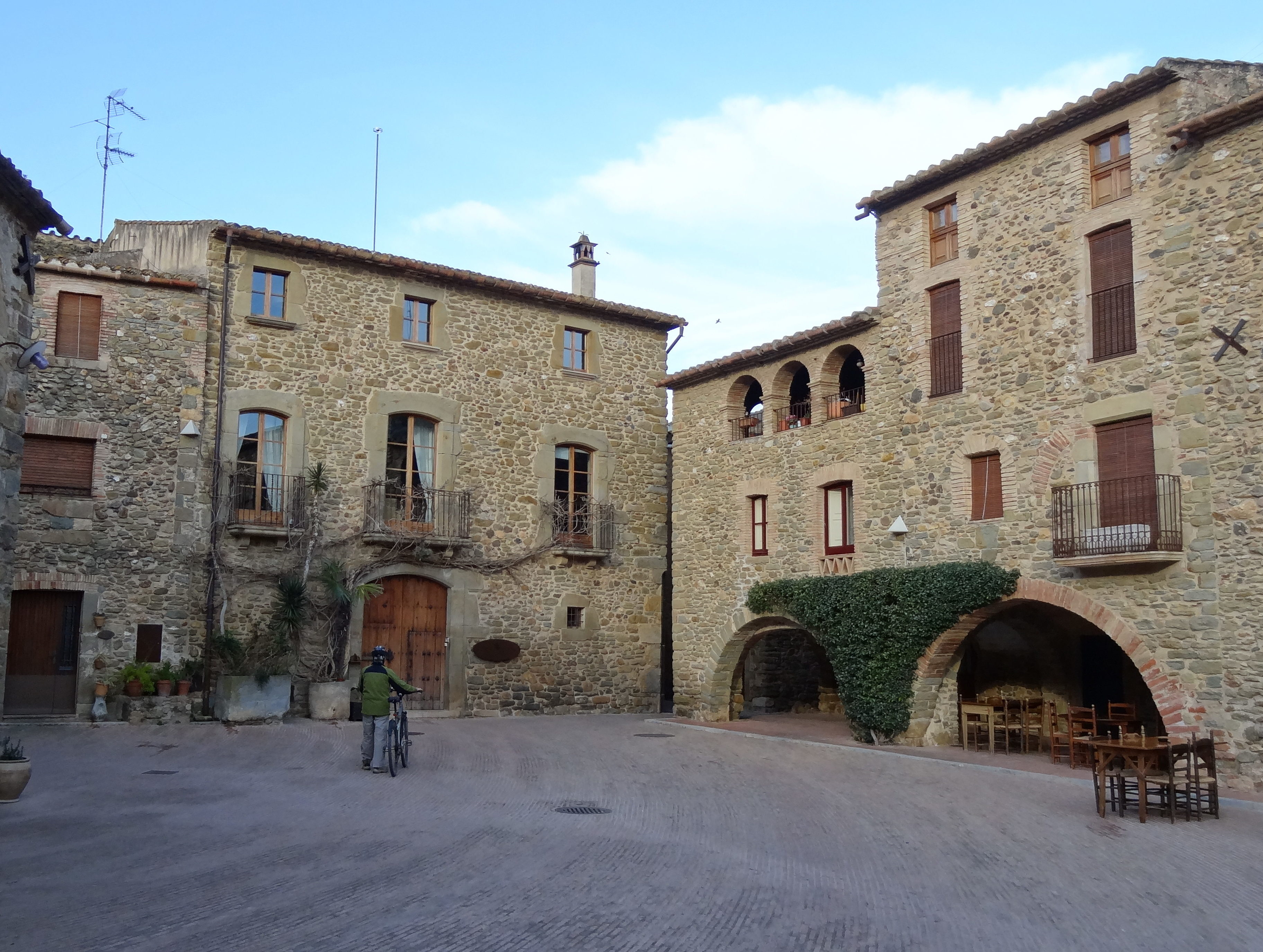 poble de Begur amb el seu castell al fons