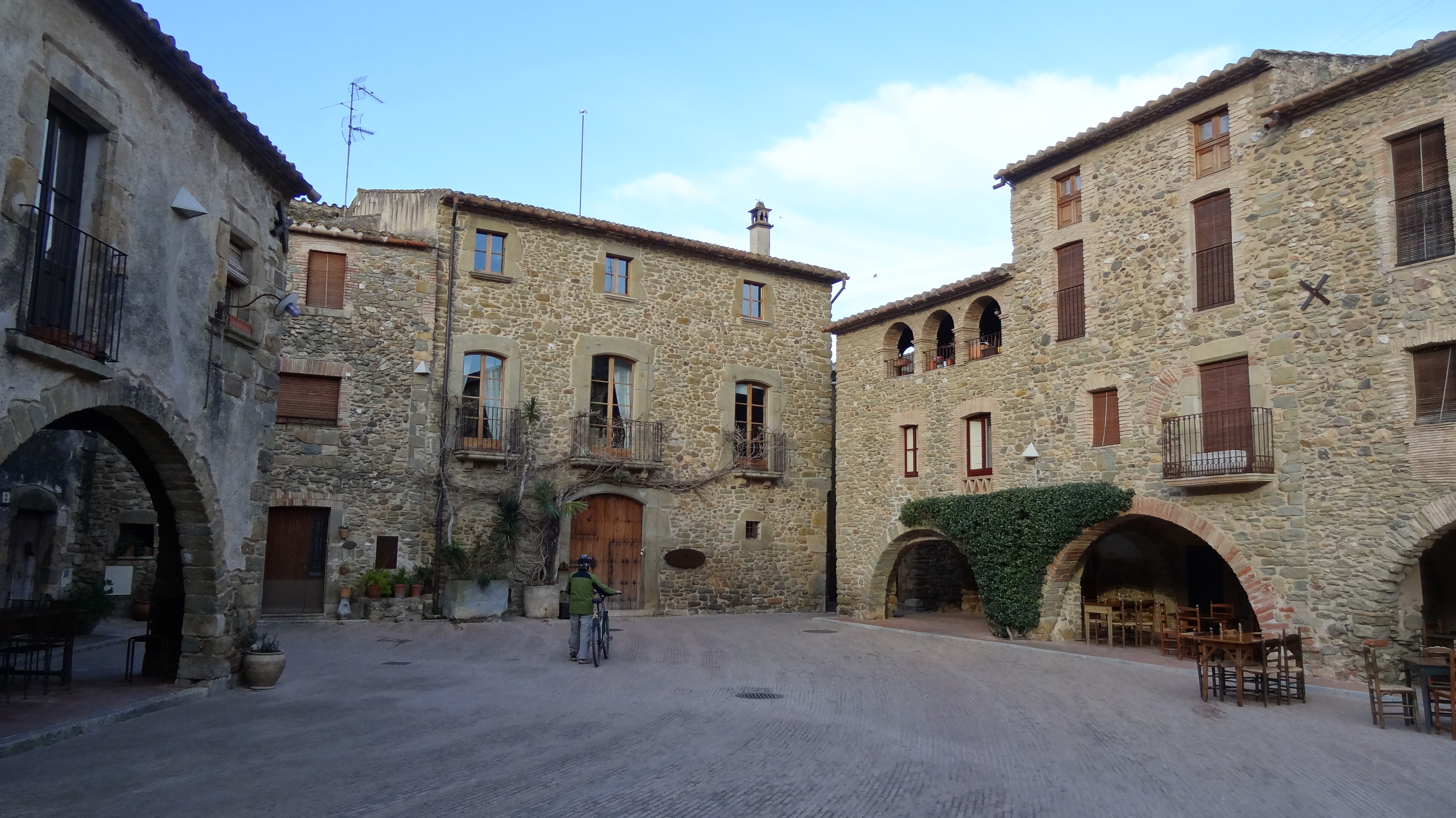 poble de Begur amb el seu castell al fons