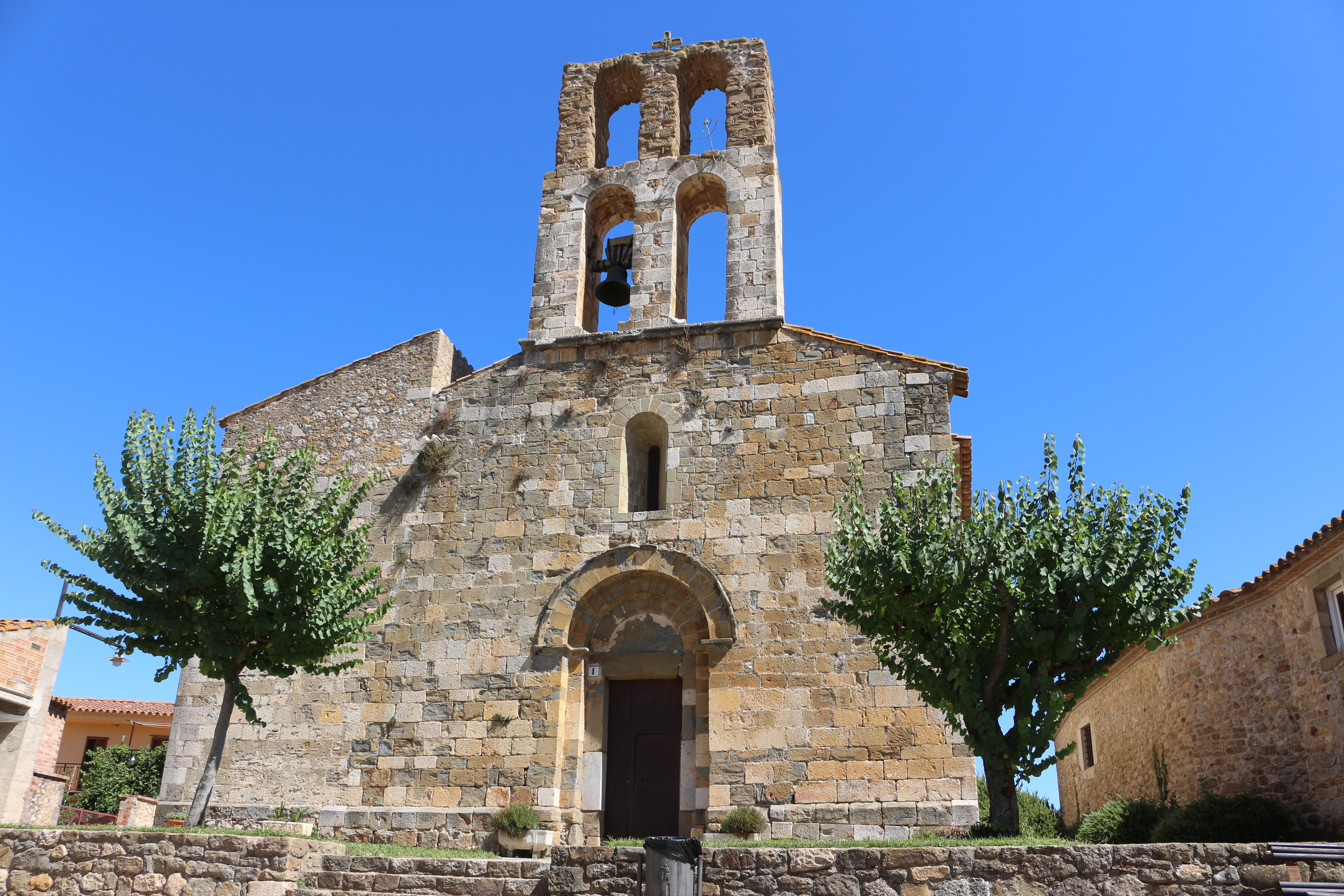 poble de Begur amb el seu castell al fons