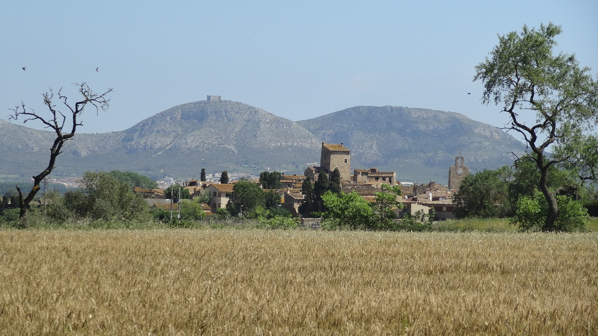 poble de Begur amb el seu castell al fons