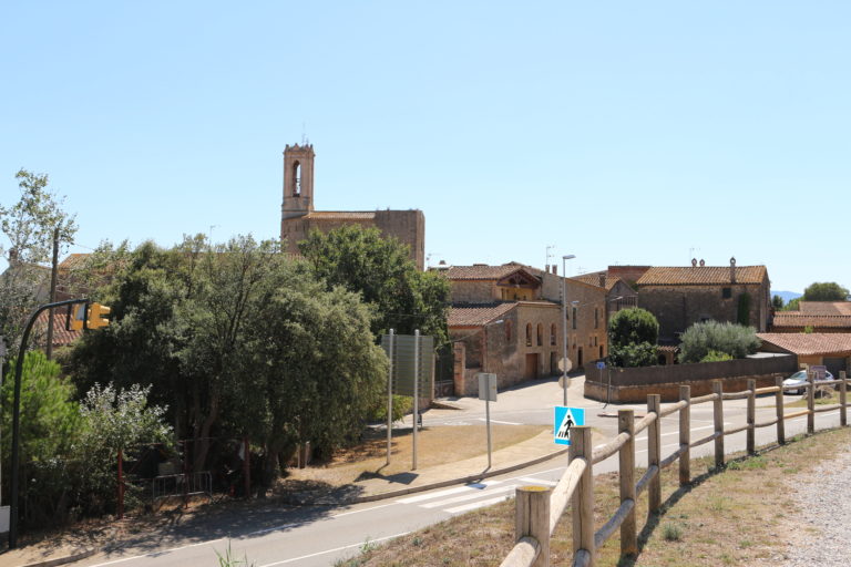 poble de Parlavà amb l'església al fons