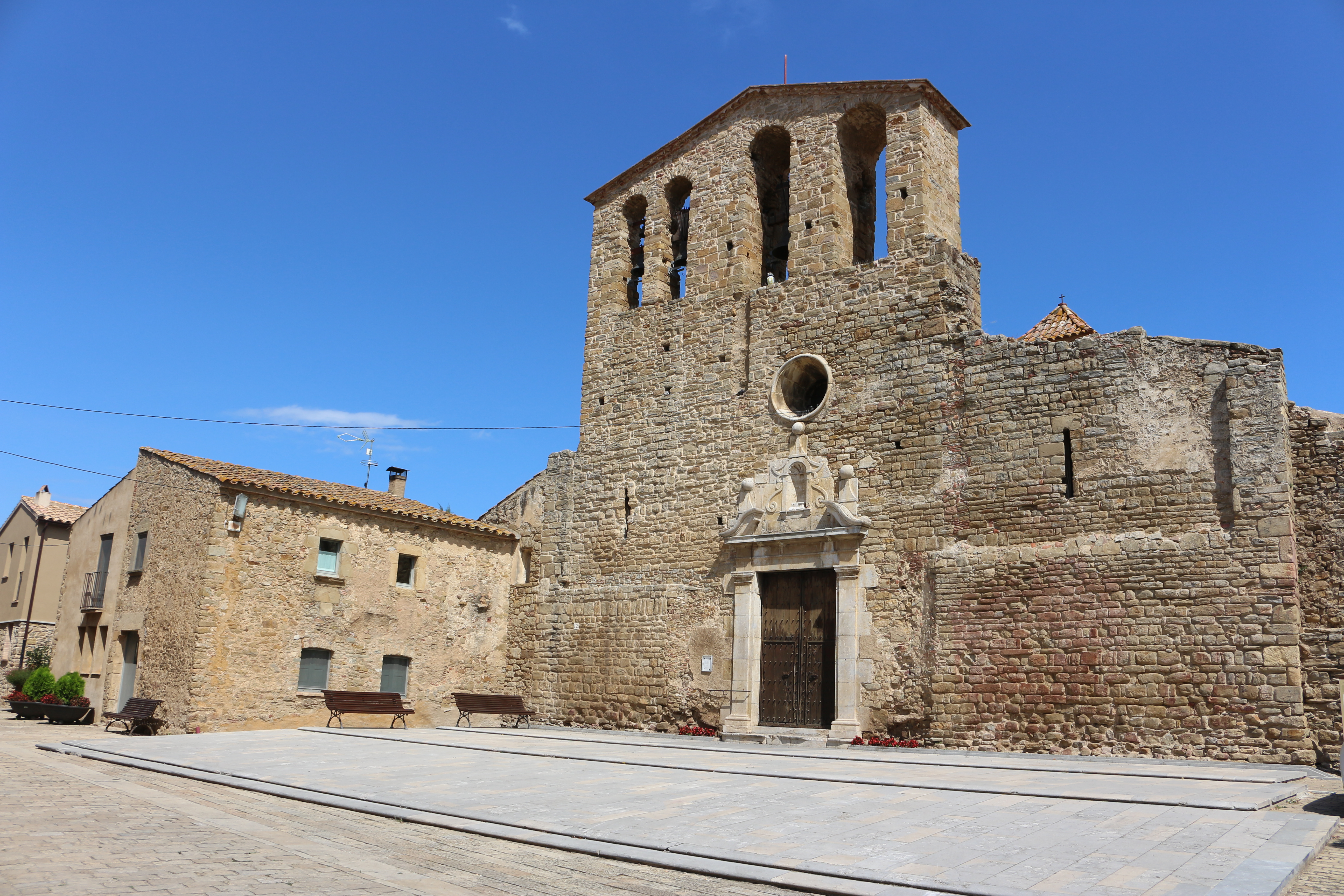 poble de Begur amb el seu castell al fons