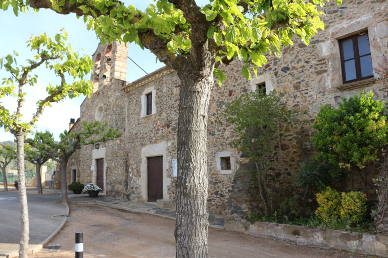 carrer de Vall-llobrega amb l'església