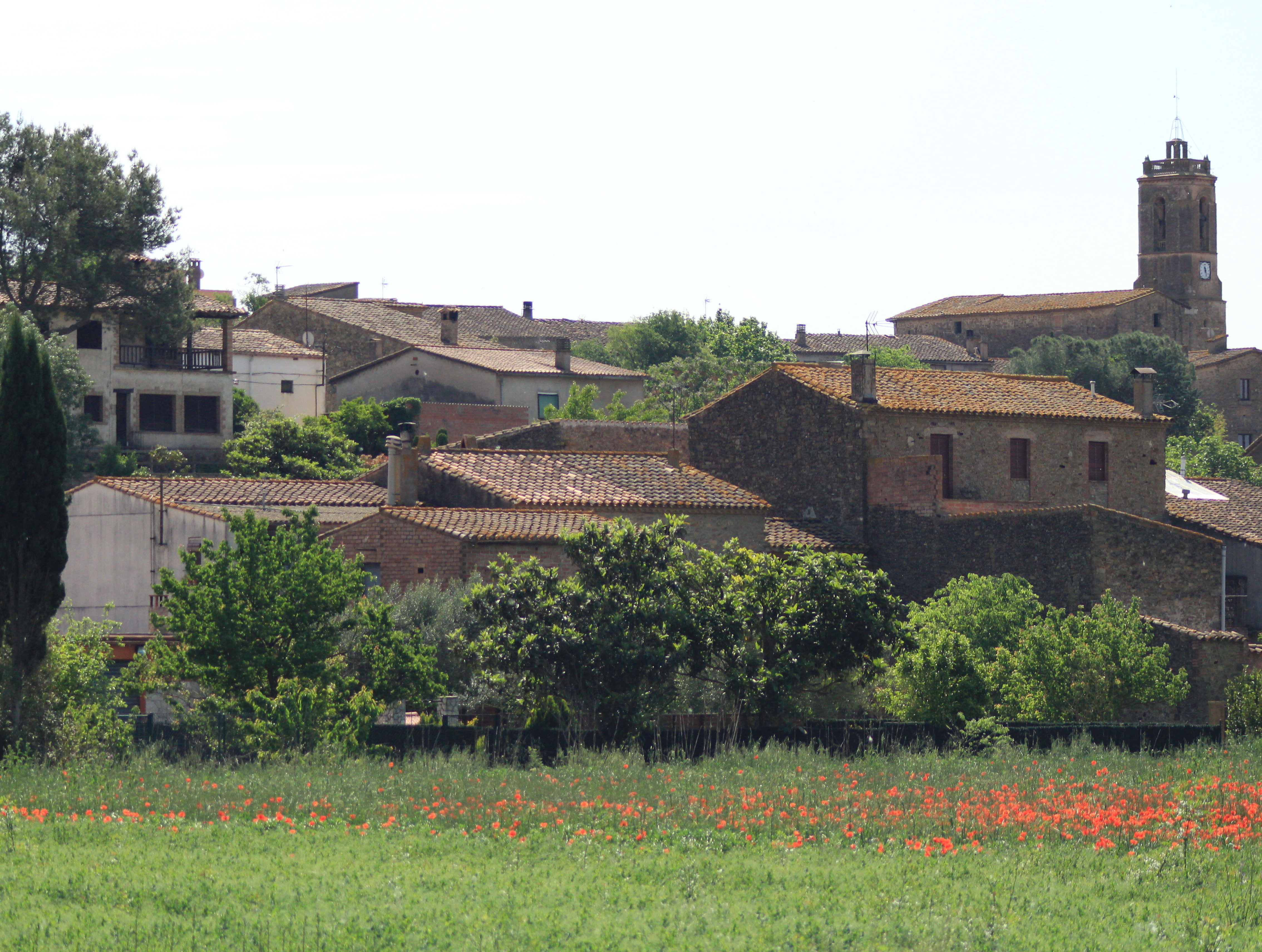 poble de Begur amb el seu castell al fons