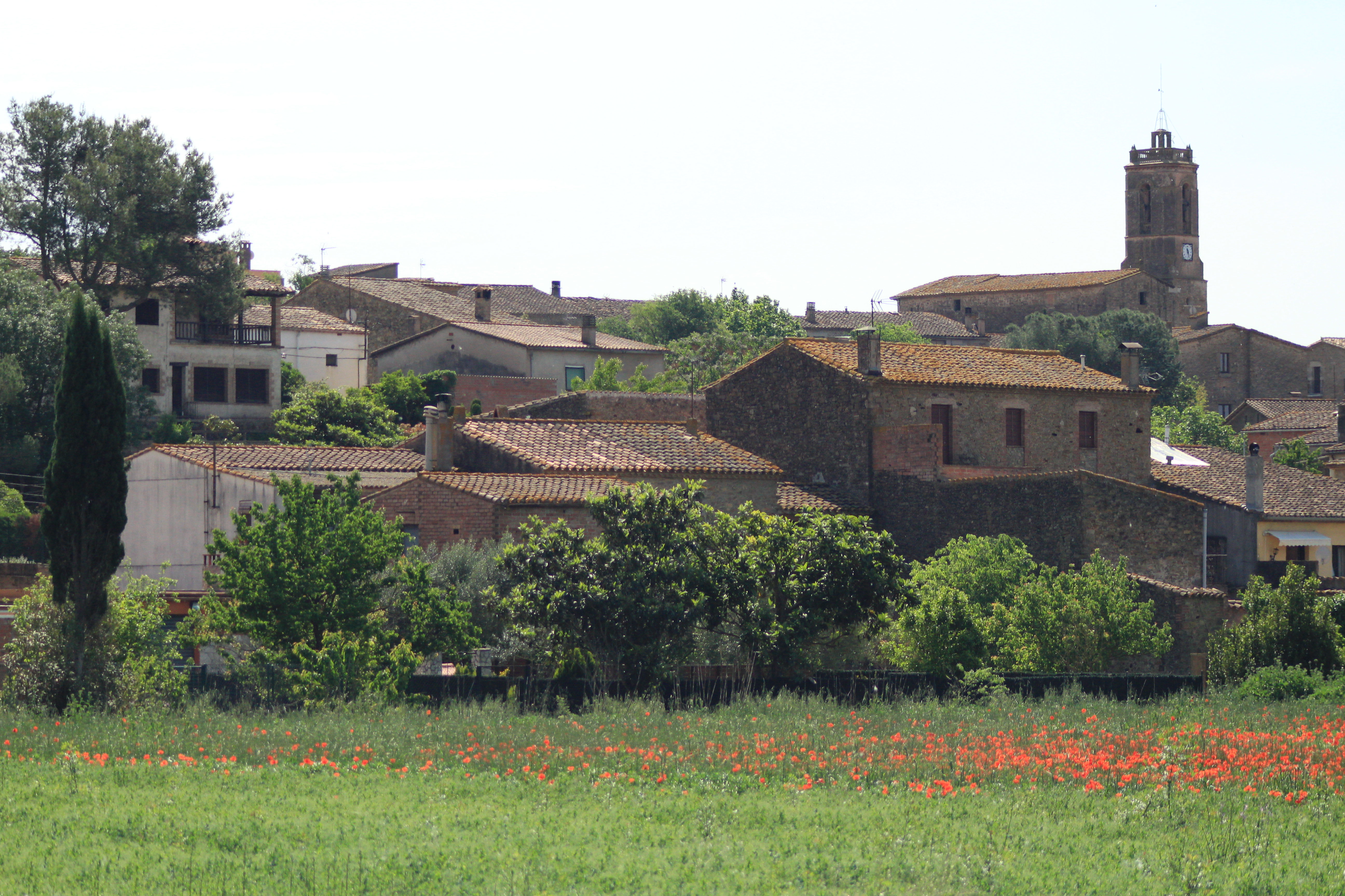 poble de Begur amb el seu castell al fons