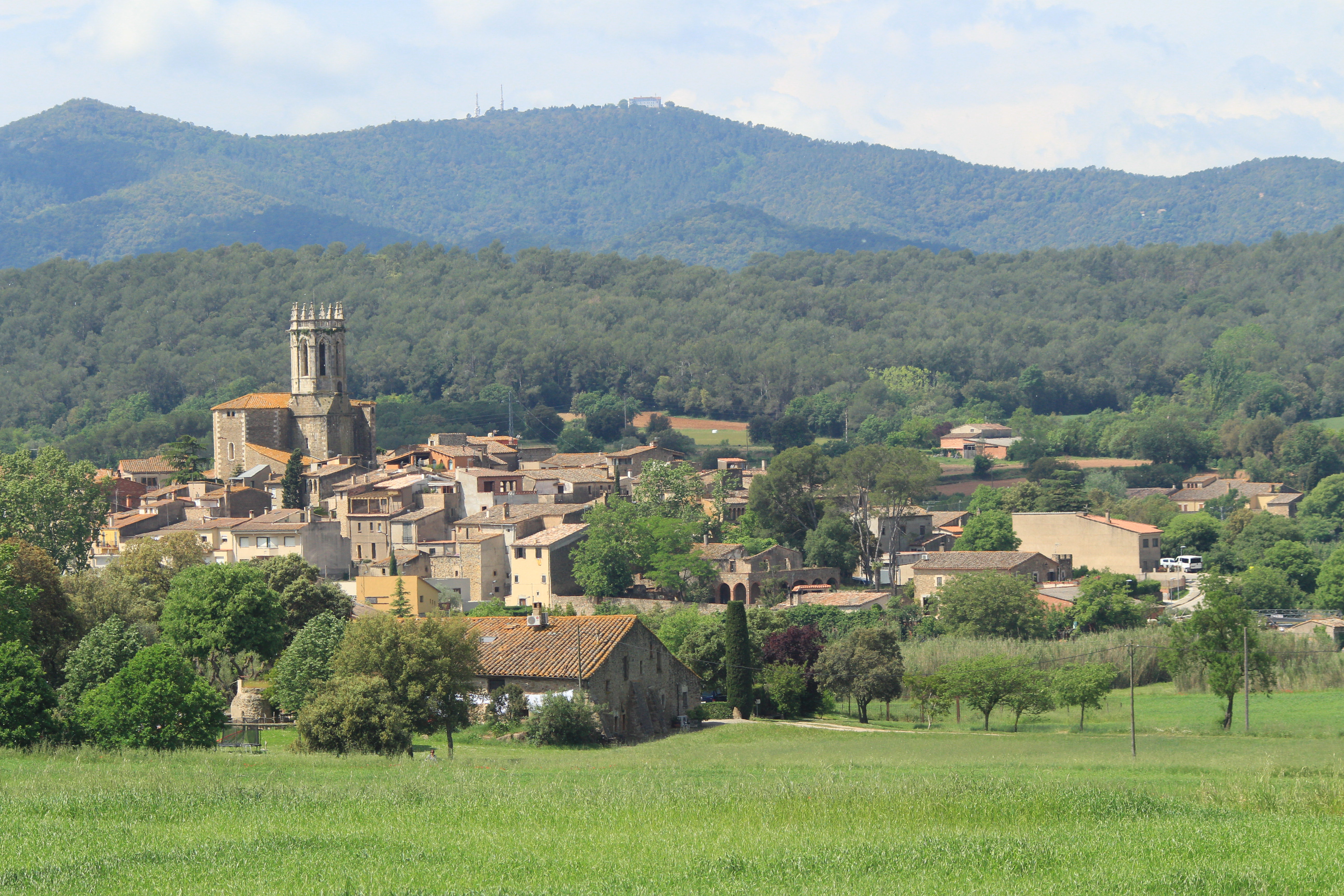 poble de Begur amb el seu castell al fons