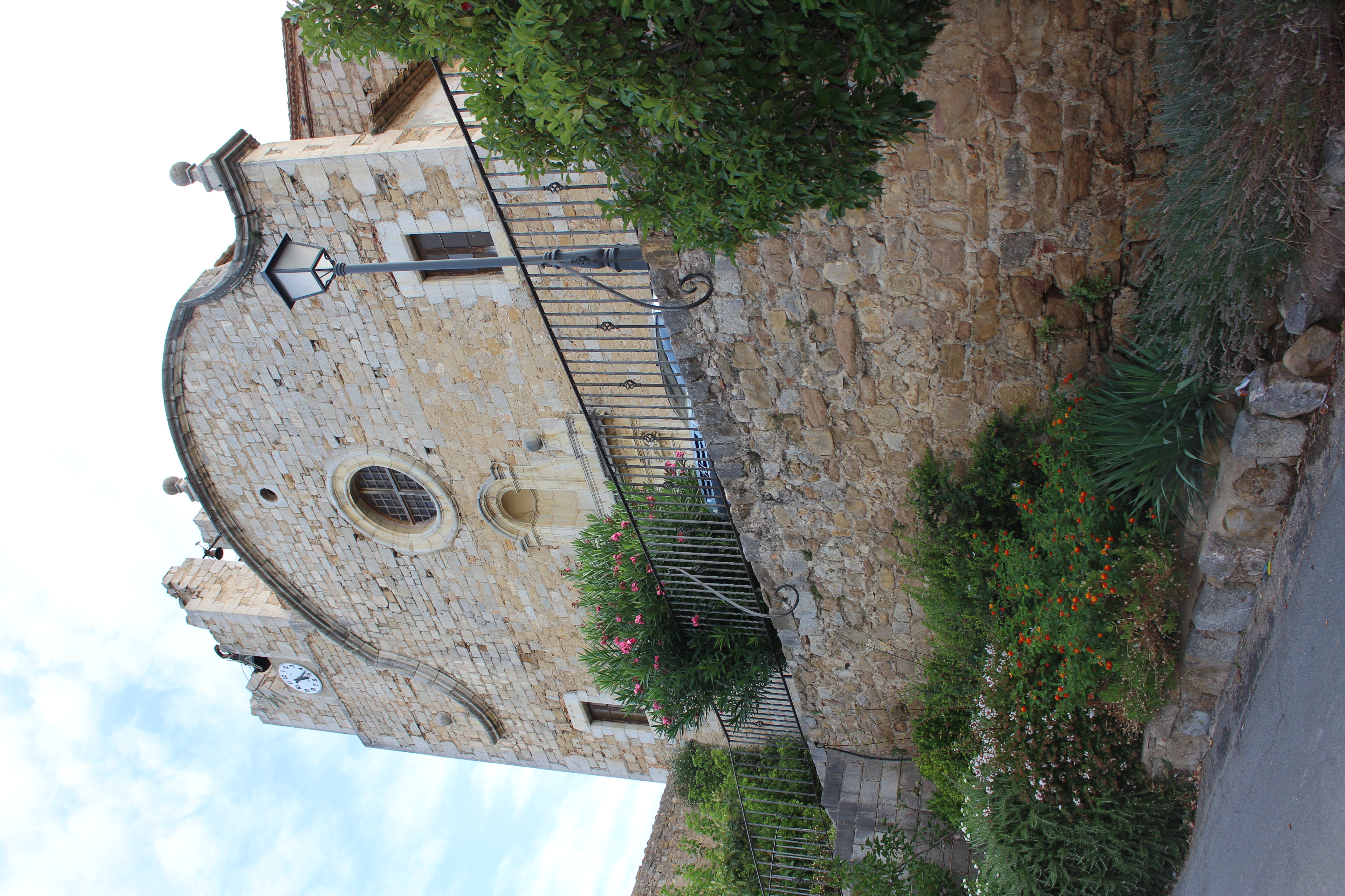 poble de Begur amb el seu castell al fons