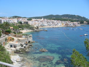 paisatge típic empordanès, paisatge verd amb turonets. Llabià.