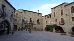 Torre dels Perpinyà a la dreta, just a primer pla una cala