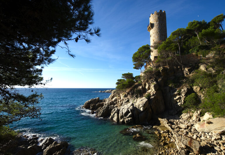 Torre dels Perpinyà a la dreta, just a primer pla una cala