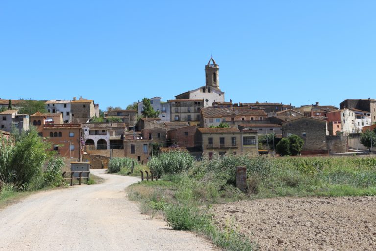 poble i amb l'església al mig i al fons