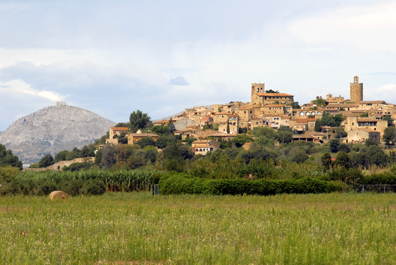 poble de Begur amb el seu castell al fons