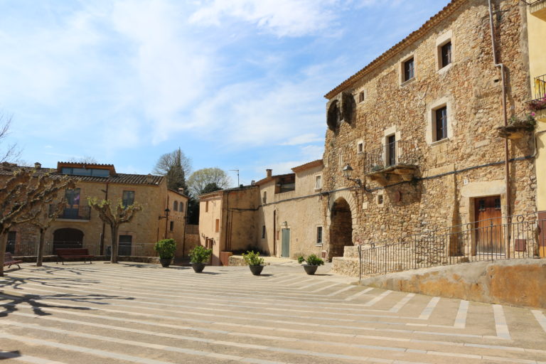 Plaça del poble amb cases al voltant