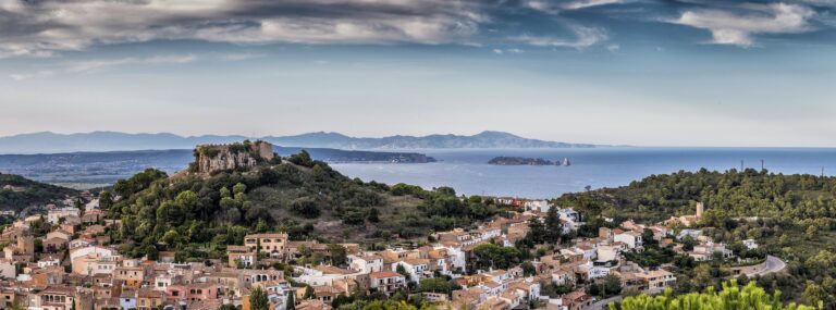 cases de Begur amb el castell a darrera