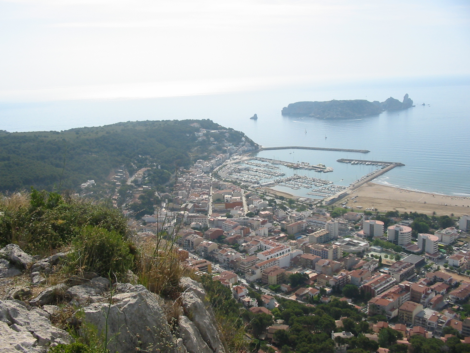 poble de Begur amb el seu castell al fons