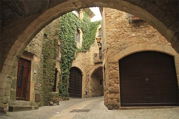 entrada per l'arc principal de Pals. carrers medievals