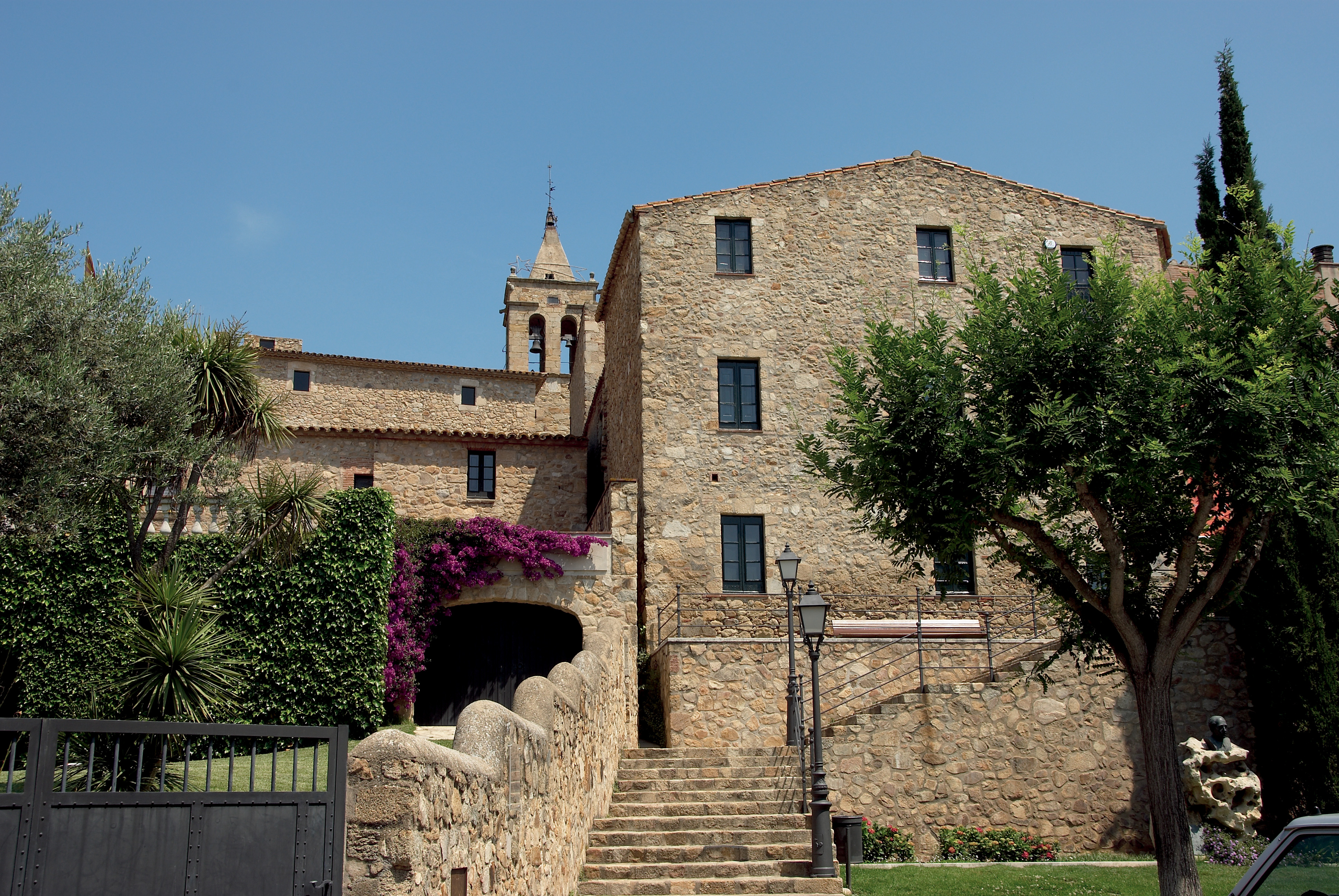 castell d'aro i el castell a darrera