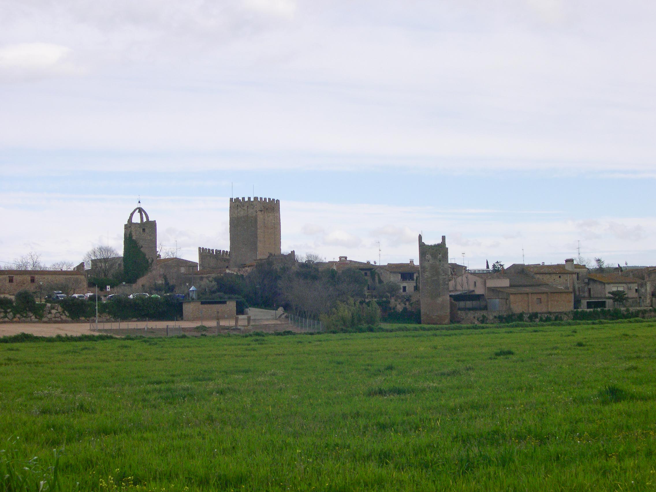 poble de Begur amb el seu castell al fons