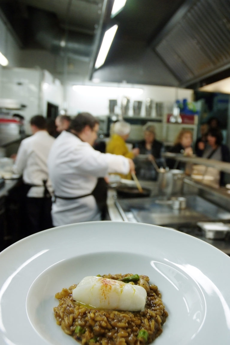 arròs a la cassola amb gambes i cloïsses. plat típic empordanès.