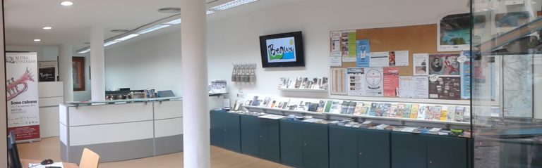 Interior de l'Oficina de turisme de Sant Antoni de Calonge. Es veu el mostrador a la dreta