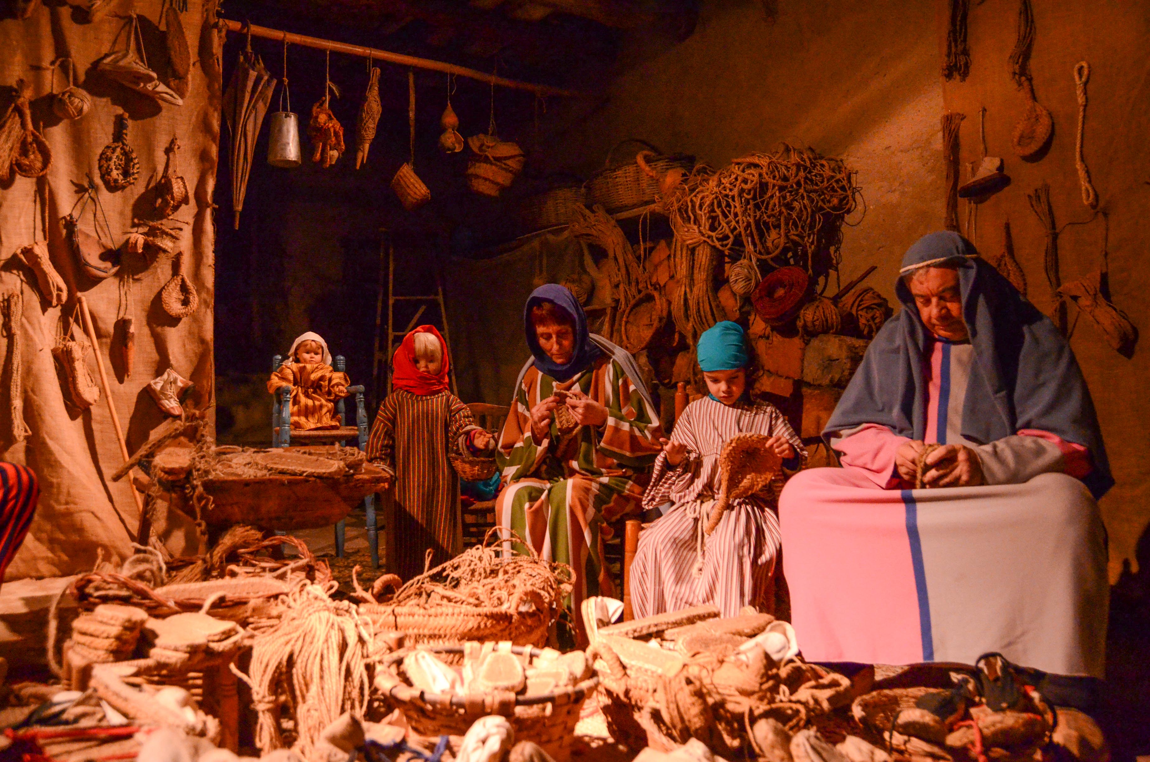 escena de pessebre vivent, família cosint