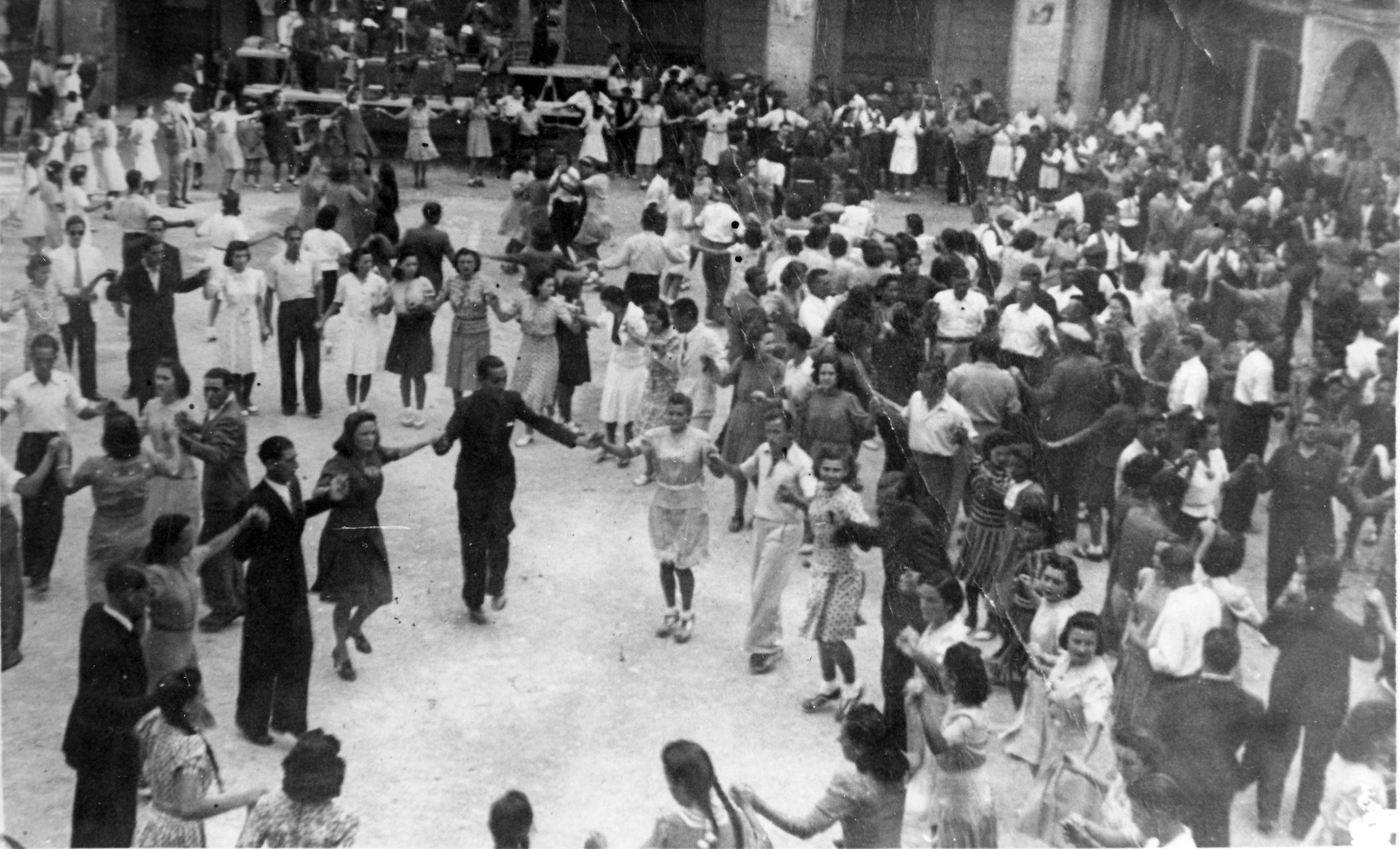 grup de gent ballant Sardanes . Foto antiga