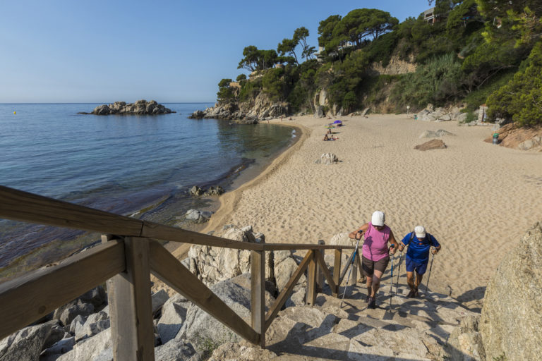 vista aèria de Platja d'Aro. El mar a primer terme i després la platja i els hotels i apartaments 