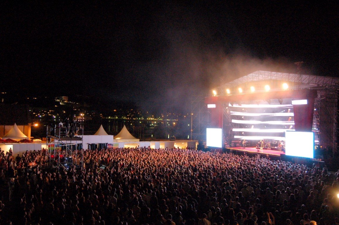 Festival Porta ferrada. escenari al fons i a la dreta i molta fent dreta al concert nocturn