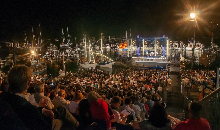 concert Festival de Cap Roig. Escenari al fons i públic assegut als seus seients