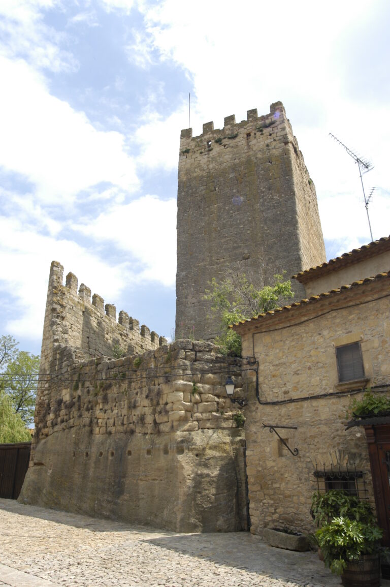 carrer de Peratallada i amb una casa a primer terme