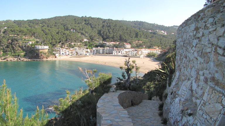 poble de begur amb el seu castell al fons i a la part esquerra les illes medes