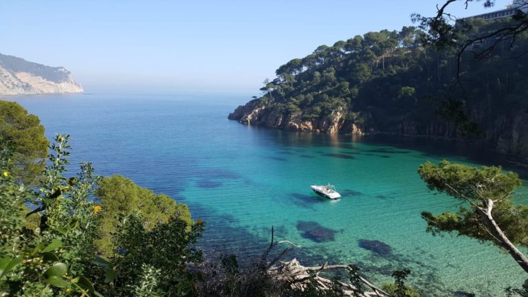 poble de begur amb el seu castell al fons i a la part esquerra les illes medes