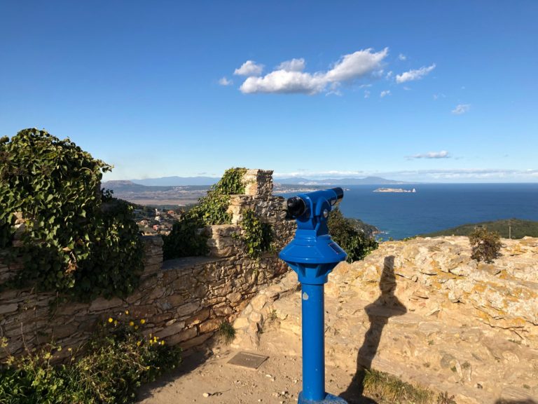 poble de begur amb el seu castell al fons i a la part esquerra les illes medes