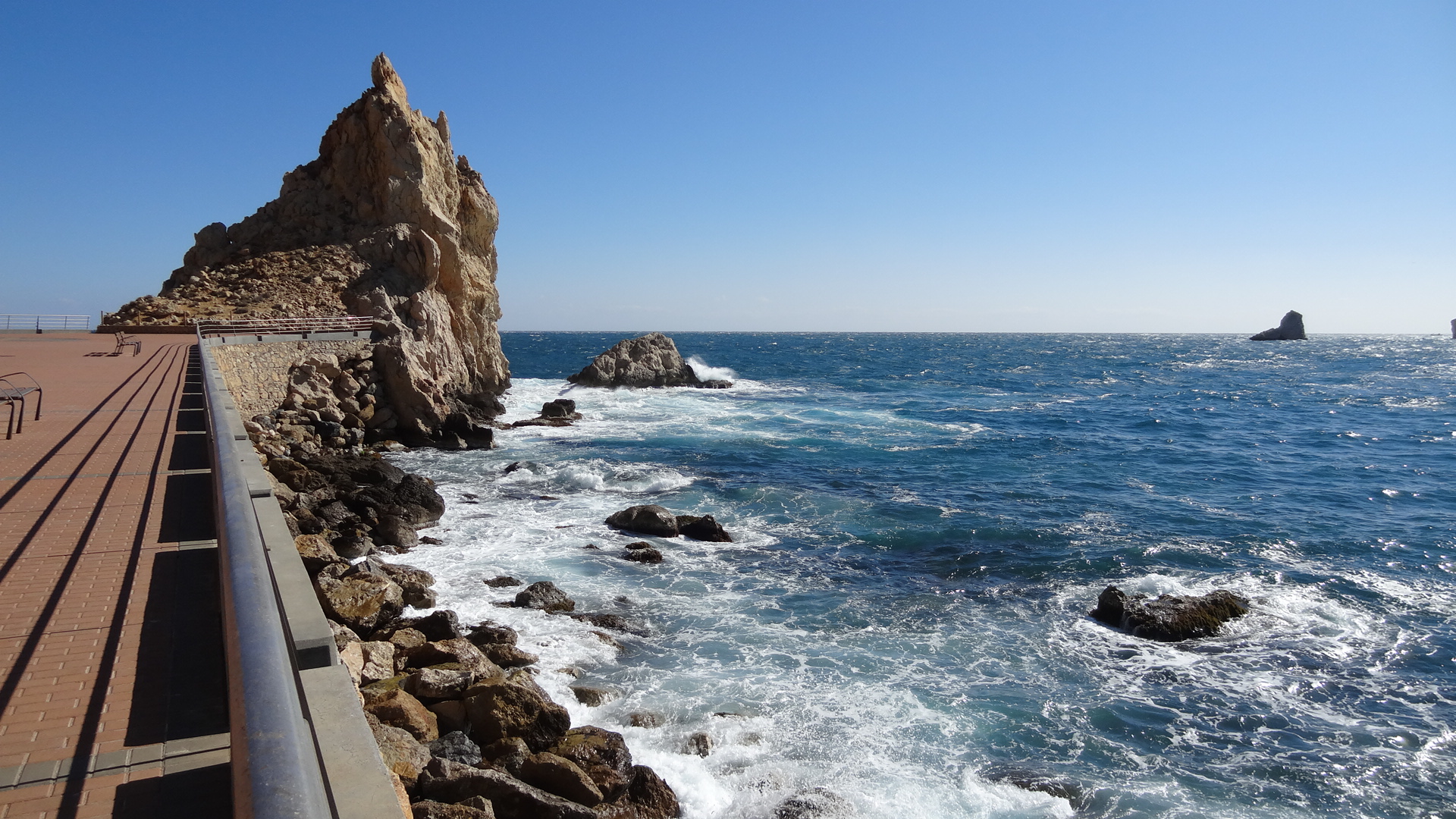 Estartit punta del molinet. a l'esquerra al passeig, al final la roca i a la dreta el mar