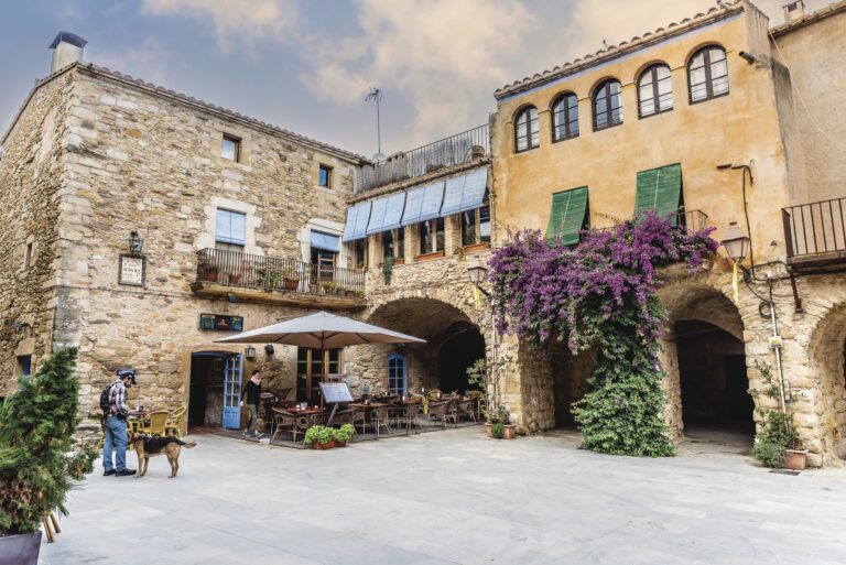 carrer de Peratallada i amb una casa a primer terme