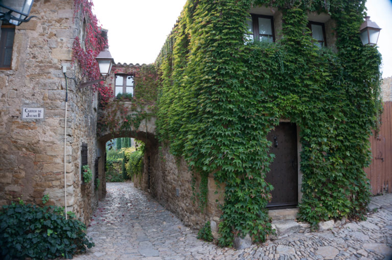 carrer de Peratallada i amb una casa a primer terme