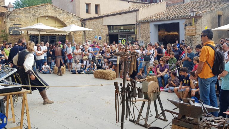 carrer de Peratallada i amb una casa a primer terme