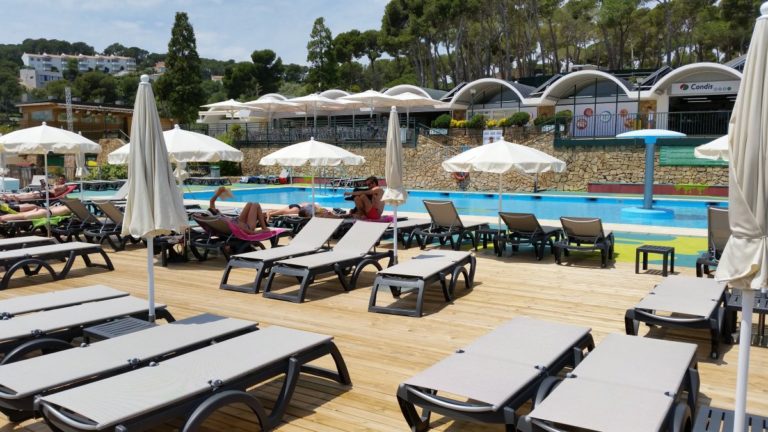 piscina del càmping valldaro amb un far a mà dreta; al mig de la piscina. una barqueta