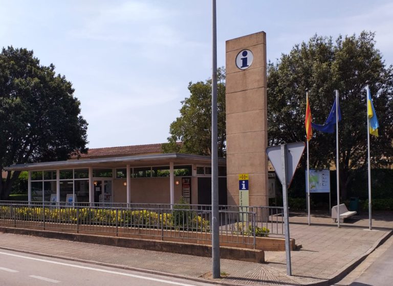 Interior de l'Oficina de turisme de Sant Antoni de Calonge. Es veu el mostrador a la dreta