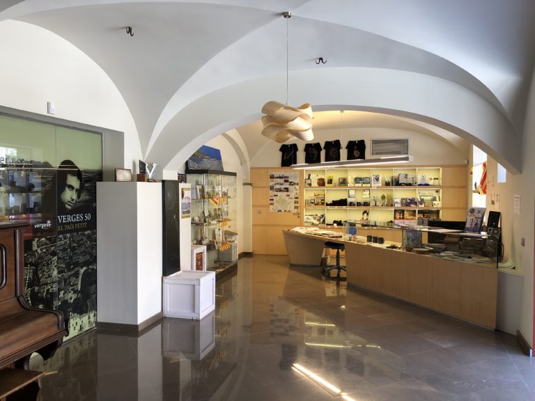 Interior de l'Oficina de turisme de Sant Antoni de Calonge. Es veu el mostrador a la dreta