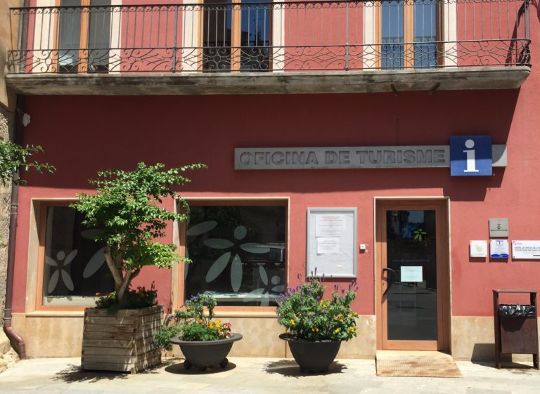 Interior de l'Oficina de turisme de Sant Antoni de Calonge. Es veu el mostrador a la dreta