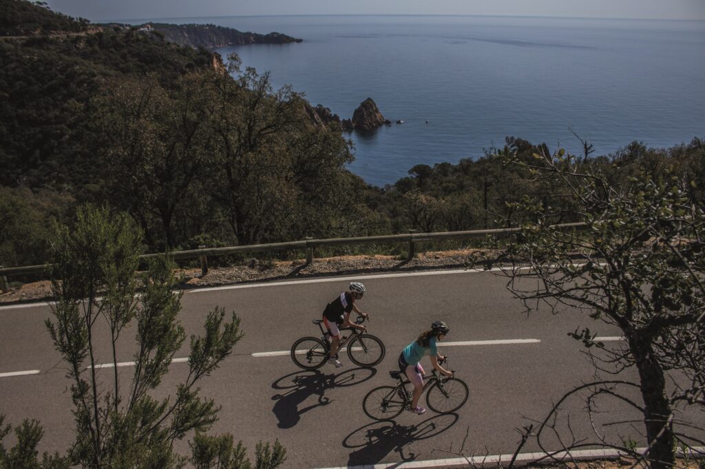 noia en bicicleta que va per un camí asfaltat cap a Peratallada