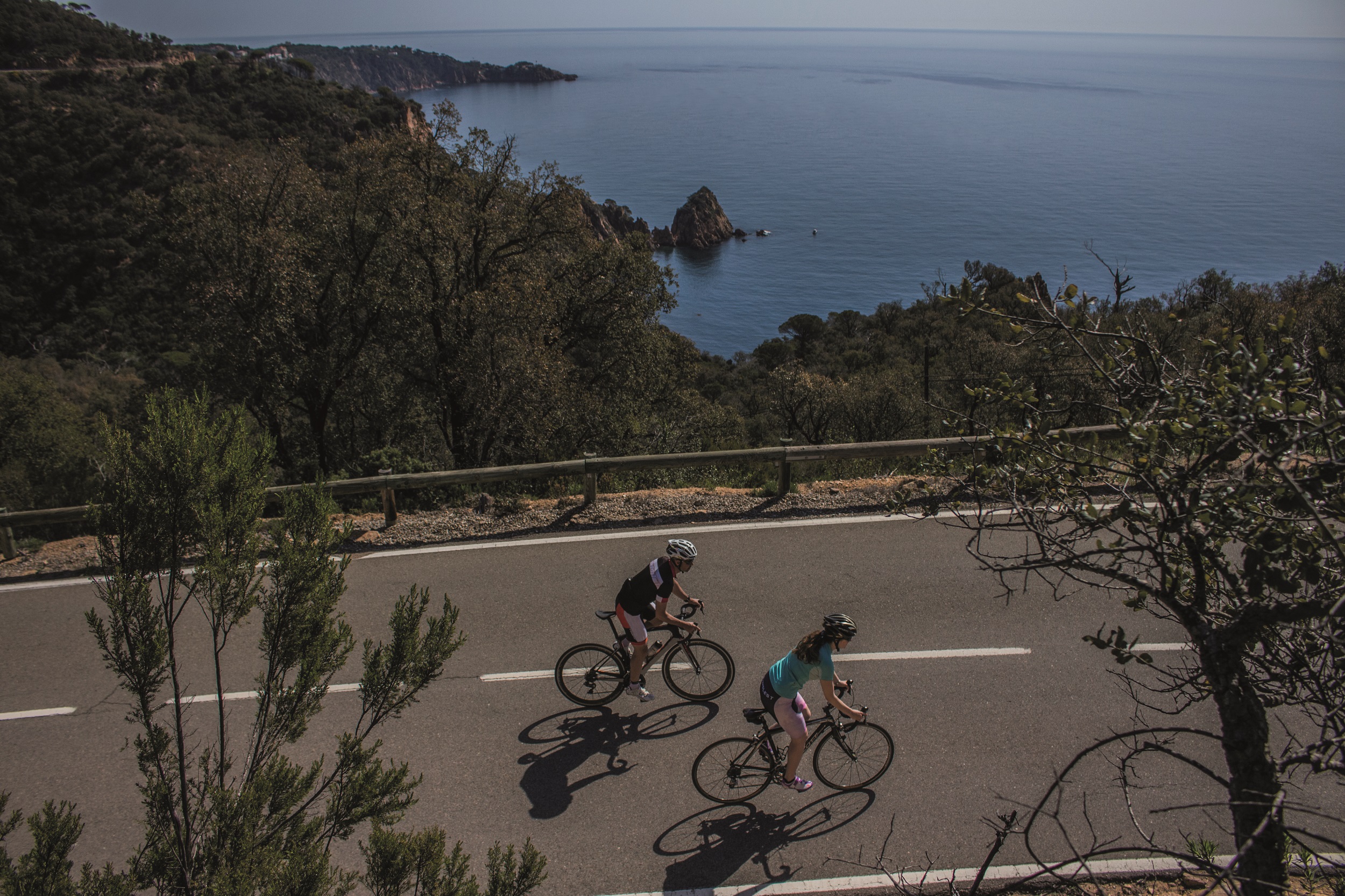 noia en bicicleta que va per un camí asfaltat cap a Peratallada