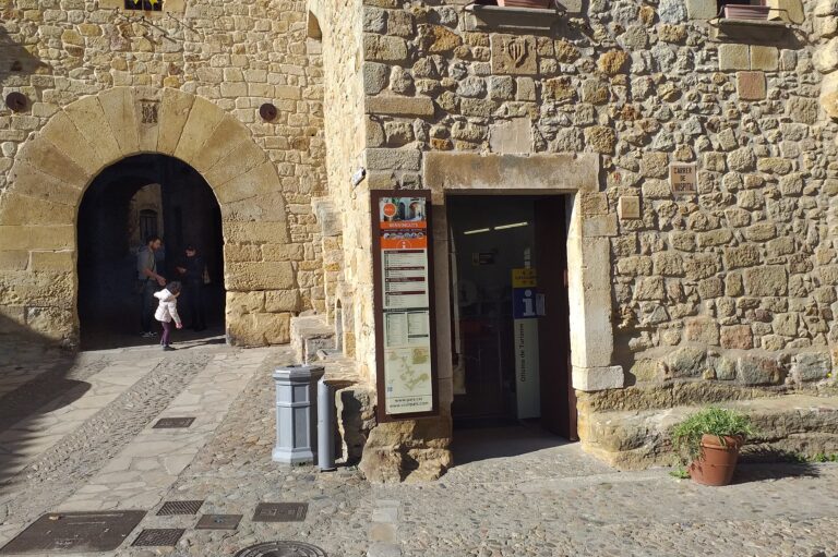 Interior de l'Oficina de turisme de Sant Antoni de Calonge. Es veu el mostrador a la dreta