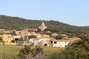 poble de Begur amb el seu castell al fons