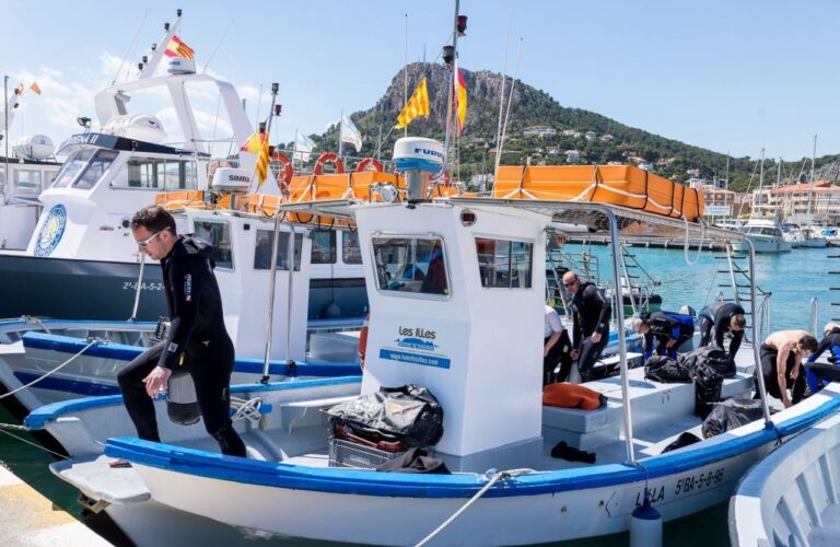 A primer pla kayak pel riu ter amb un noi i una noia, semblen joves. i a darrera un altre kayak amb una parella, semblen els pares